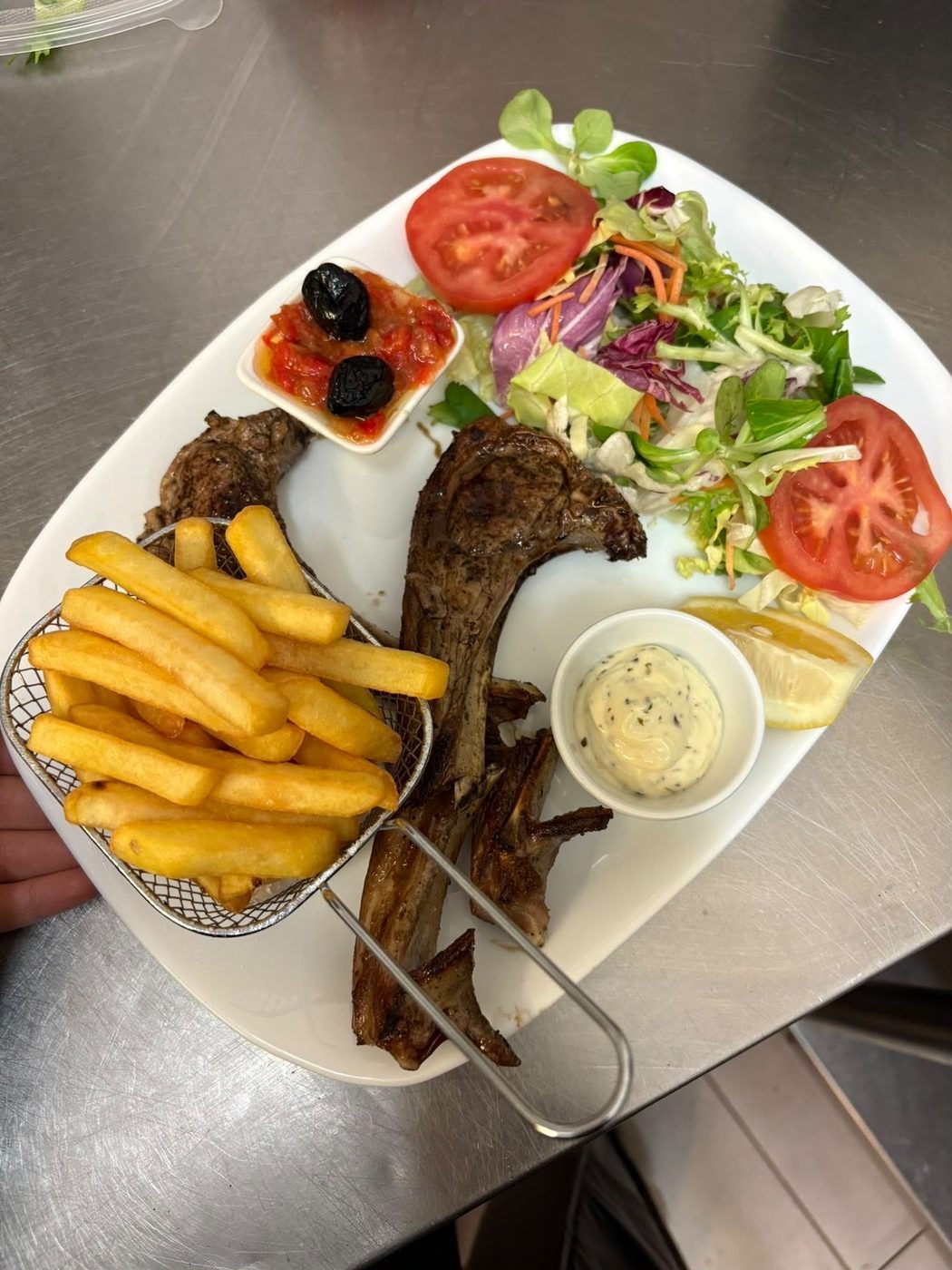 Côtelettes d'agneau grillées, frites maison, salade et sauce
