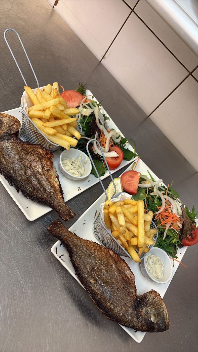 Daurades grillées avec frites et salade