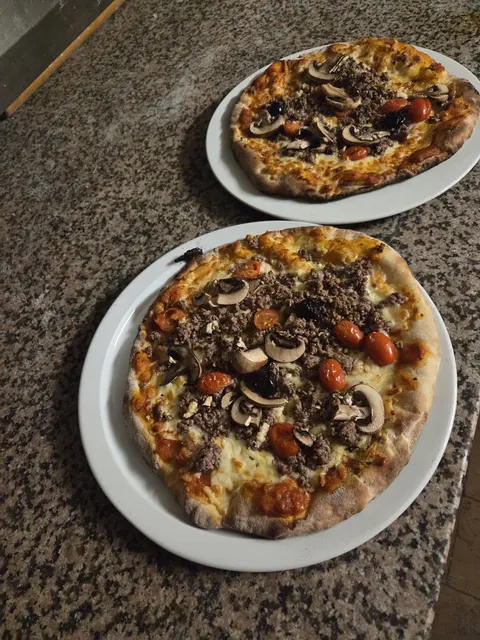 Pizzas viande hachée et champignons